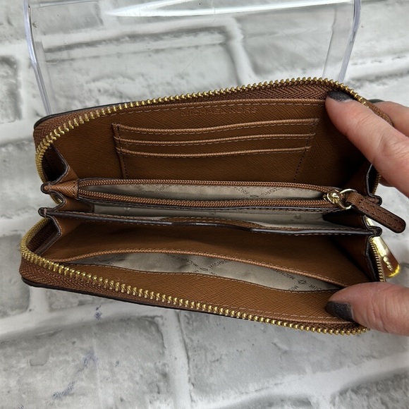 Michale Kors brown pebbled leather wallet.  Gold tone hardware. Zippered closure - Picture 5 of 8